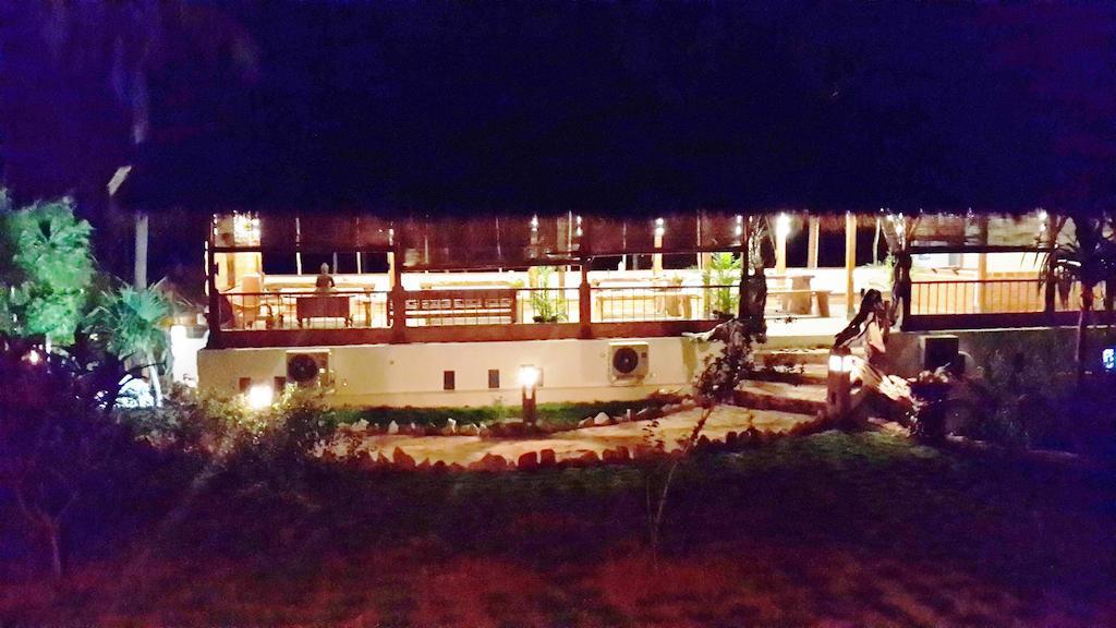 Ary'S Lagoon Bungalow & Hotel Карімунджава Екстер'єр фото
